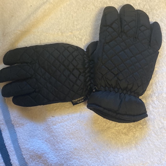 Size small Women’s gloves Thinsulate Insulation clips together - Picture 3 of 4